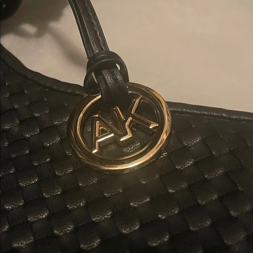 Elegant Black Woven Handbag - Picture 2 of 3